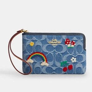 NWT coach!! Corner Zip Wristlet In Signature Denim 🍒☀️🍄
